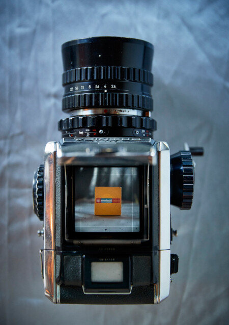  Zenza Bronica 핫셀블라드와 함께 널리 쓰인 중형 포맷 카메라. 핫셀블라드보다 상대적으로 화질이 떨어져 사람들이 ‘Zenza’를 ‘젠장’이라고 바꿔 부르기도 했다. “젠장 브로니카!”