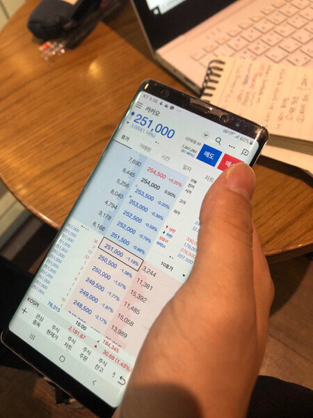 장제민(25) 씨가 6월 7일 안암동 한 카페에서 모바일 증권앱으로 보유주식 주가를 확인하고 있다. [문혜령 제공]
