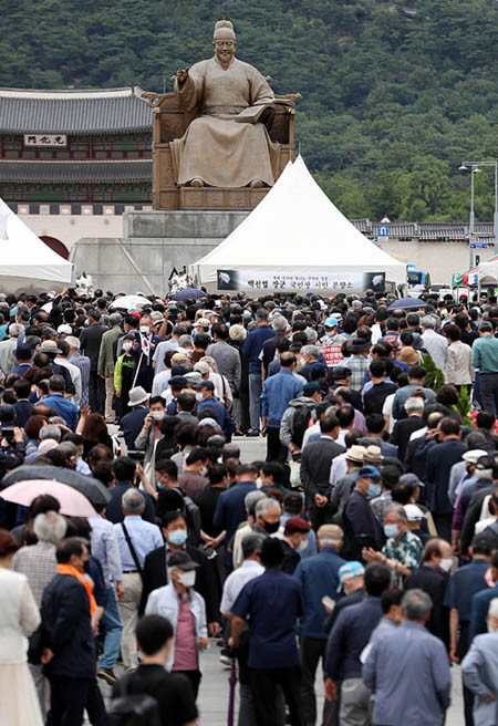 7월 14일 서울 광화문광장에 마련된 고(故) 백선엽 예비역 대장 시민 분향소. [뉴시스]
