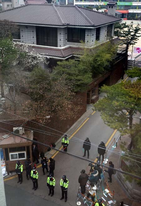 검찰이 박근혜 전 대통령에게 구속영장을 청구한 2017년 3월 27일 당시 서울 강남구 삼성동 박근혜 전 대통령의 자택 주변에 긴장감이 고조되고 있다. [동아DB]