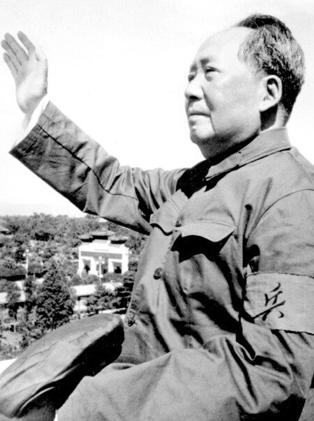 1966년 마오쩌둥이 대중을 향해 손을 흔들고 있는 모습.  [뉴시스]
