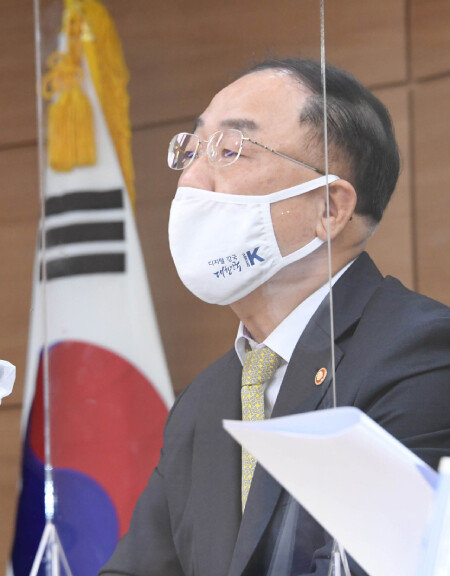 2020년 10월 5일 홍남기 경제부총리 겸 기획재정부 장관이 정부세종청사에서 열린 ‘한국형 재정준칙 도입방안 브리핑’에서 재정 준칙에 관해 설명하고 있다. [뉴스1]