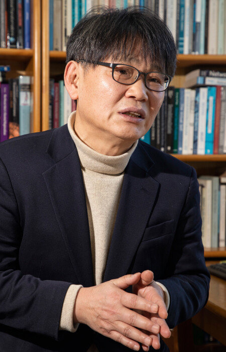 김호기 연세대 사회학과 교수는 “정부가 의욕적으로 추진해 온 적폐청산과 대북정책에서도 국민이 납득할 만한 결과를 
보여주는 것이 필요하다”고 말했다. [조영철 기자]