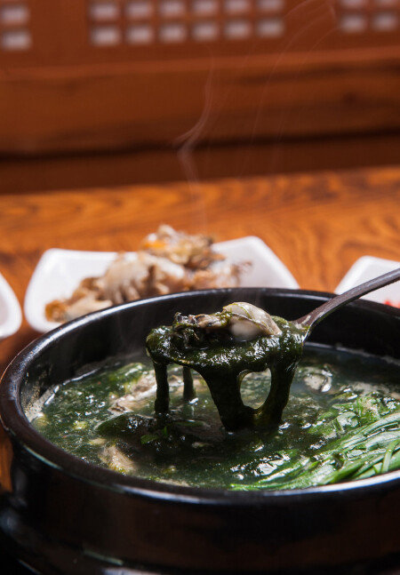 불린 미역에 국간장과 참기름을 넣고 바락바락 치댄 뒤 냄비에 달달 볶아 국을 끓이면 감칠맛 나는 미역국이 완성된다. [GettyImages]