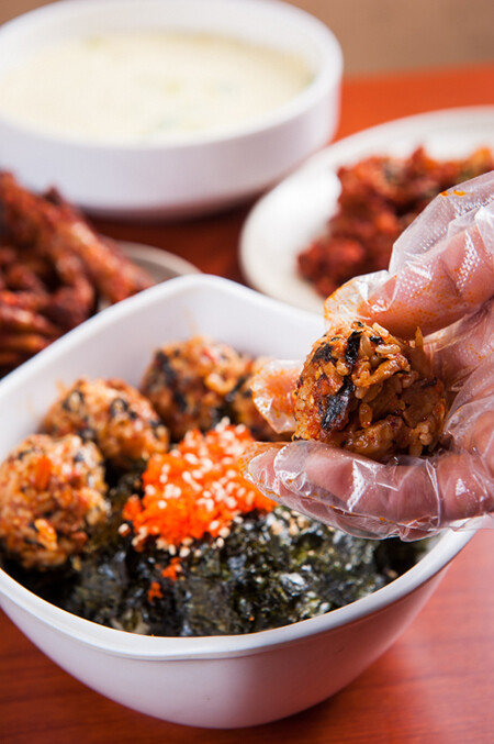 김치와 날치알을 넣어 만든 주먹밥. [GettyImage]