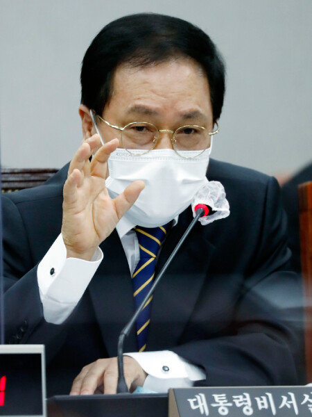 유영민 대통령비서실장은 2월 24일 국회 운영위원회에서 “대통령이 박범계 법무부 장관에게 검찰개혁의 속도조절을 요구했다”고 밝혔다. [동아DB]