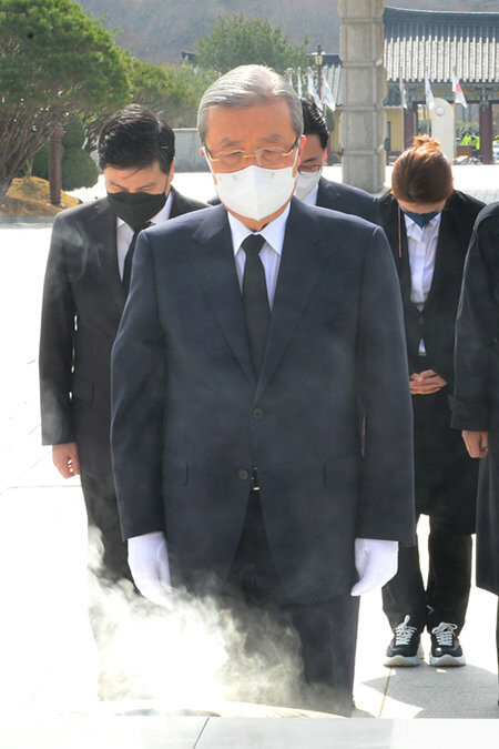 김종인 국민의힘 비대위원장이 취임 후 세 번째로 광주를 찾아 5‧18민주묘지를 참배하고 있다. [뉴시스]