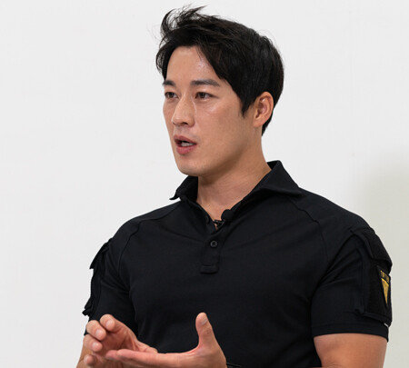 최영재 씨는 국내외 VIP들을 경호했다. 중학생 때 우연히 본 영화 ‘보디가드’가 그의 진로에 결정적 영향을 끼쳤다. [홍태식 객원기자]