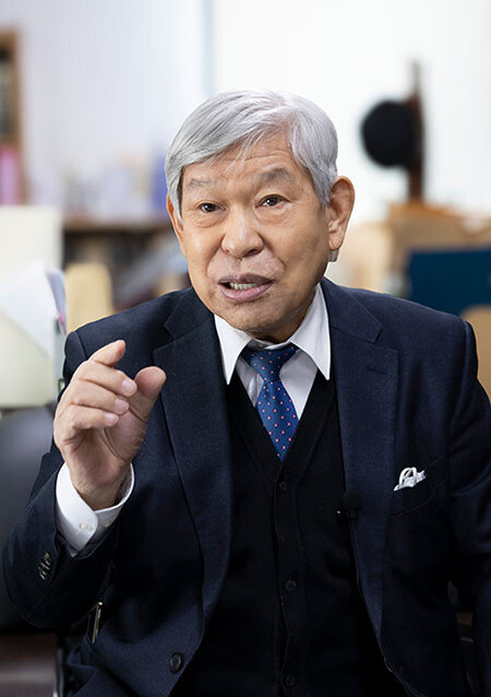 성백효 해동경사연구소장이 서울 종로구에 위치한 연구소에서 ‘신동아’와 인터뷰하고 있다. 박해윤 기자