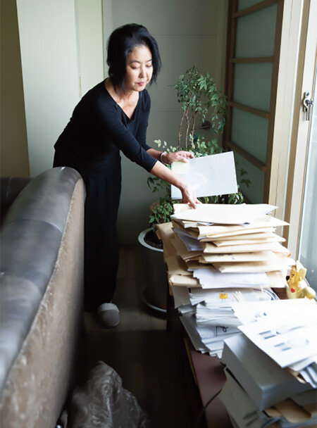 김부선 씨 집 거실에는 소송장이 쌓여 있다. [지호영 기자]