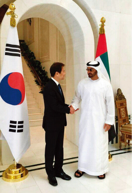 문재인 대통령 특사로 아랍에미리트(UAE)를 방문한 임종석 대통령비서실장이 2017년 12월 10일 오후(현지시각)  모하메드 빈 자이드 알 나흐얀 왕세제와 만나 악수하고 있다. [사진 제공 · 청와대]