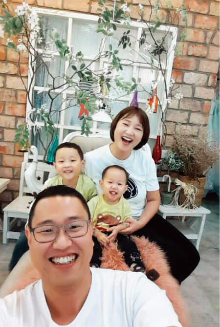 아내, 큰아들, 둘째 딸과 함께 셀카를 찍은 김윤호 선수. [사진 제공 · 김윤호 선수]