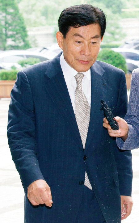 ‘국가정보원 댓글 사건’을 주도한 혐의로 기소돼 대법원에서 무죄 취지 파기환송 판결을 받았던 원세훈 전 국가정보원장. [동아DB]