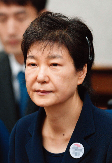 4월 6일 박근혜 전 대통령은 1심에서 징역 24년형에 벌금 180억 원을 선고받았다. [뉴시스]