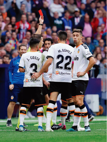 이강인(발렌시아 CF)이 산티아고 아리아스(아틀레티코 마드리드)에게 백태클을 시도해 퇴장당하는 모습. [gettyimages]