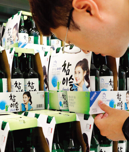 여성 연예인 사진이 부착된 소주 제품이 내년부터 사라질 것으로 보인다. [뉴시스]