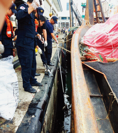 기름이 유출된 7월 5일 전남 여수수협 제빙창고 앞 해상에서 해경들이 기름띠를 제거하고 있다. [사진 제공 ·여수해경]