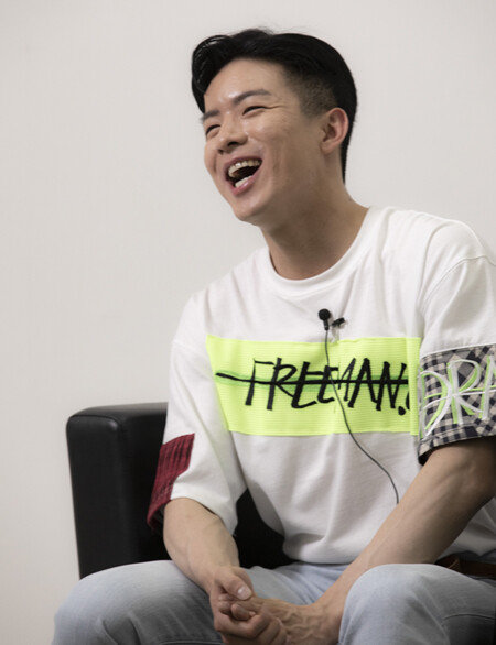 인터뷰를 할 때는 더 천진한 모습을 보이는 나태주. [박해윤]