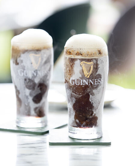 기네스 빙수는 많이 달지 않은 데다, 흑맥주의 풍미가 살아 있어 남성도 즐겨 찾는다. [지호영 기자]