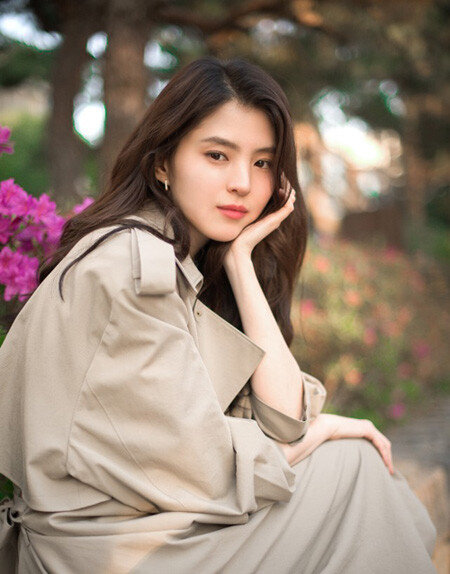 어릴 적 이혼한 어머니의 빚 문제로 최근 곤욕을 치른 배우 한소희. [나인아토엔터테인먼트 제공]