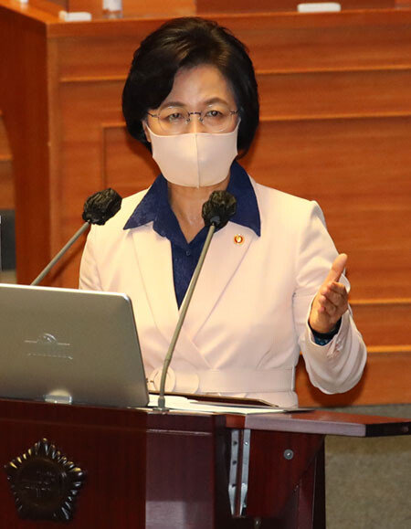 추미애 법무부 장관이 9월 14일 오후 국회 본회의장에서 열린 정치 분야 대정부질문에 참석해 더불어민주당 정청래 의원의 질문에 답하고 있다. [뉴스1]