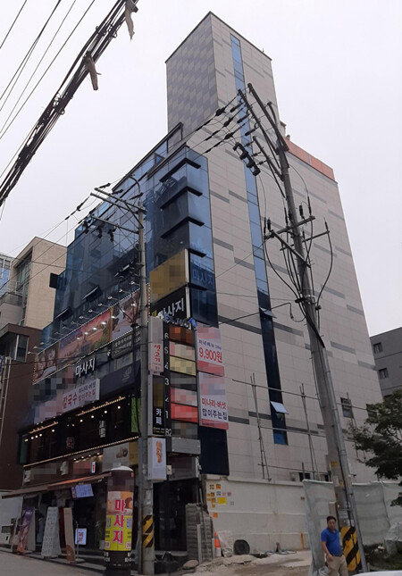 역삼동 인근 한 건물. 외부 간판과 달리 건물에서 실제 영업 중인 곳은 4개 층에 불과하다. [고동완 인턴 기자]

