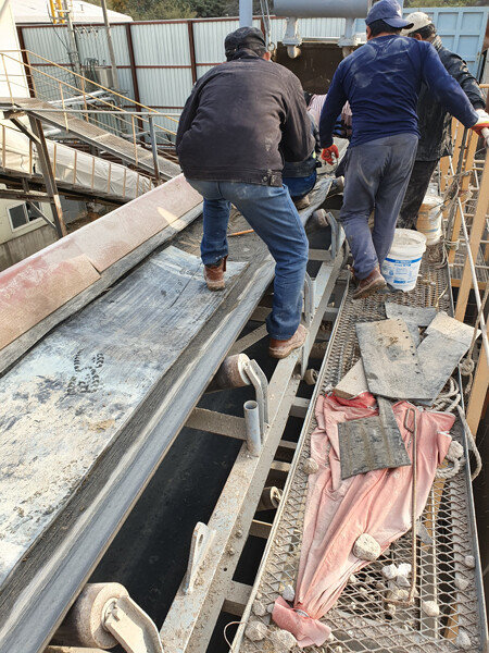 10월 31일 현장 노동자들이 안전장비 없이 고층에 위치한 컨베이어벨트로 올라가 해진 부분을 깁고 있다. [최진렬 기자]