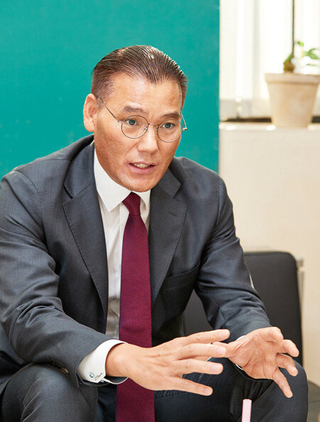 광축 키보드 방수 기능을 설명하는 오광근 앱코 대표.