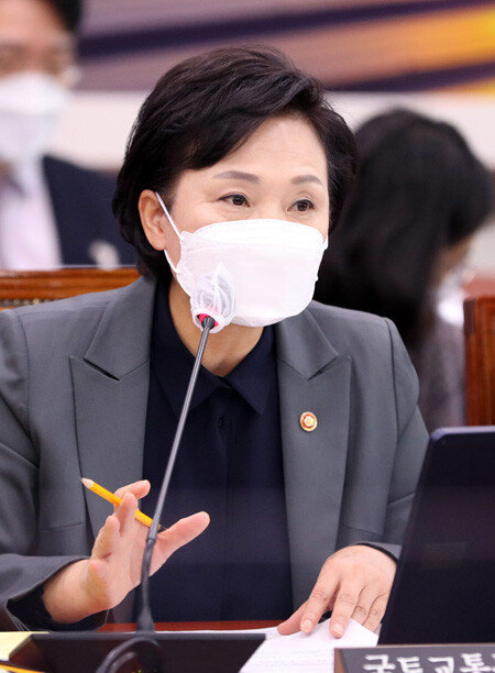 김현미 국토교통부 장관이 11월30일 국회 국토교통위원회 전체회의에서 ‘빵’ 발언을 하고 있다.