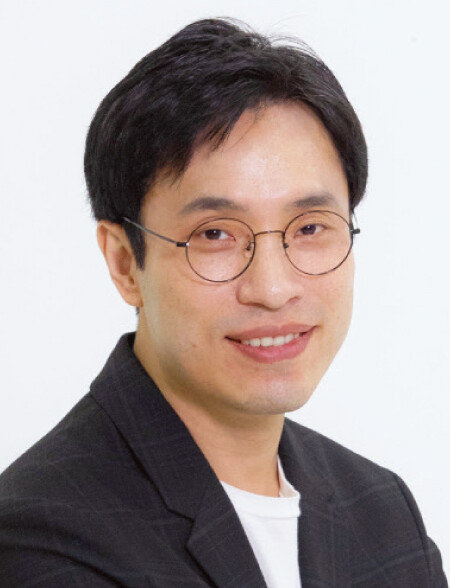 김영대는… 
음악평론가. 연세대 졸업 후 미국 워싱턴대에서 음악학으로 박사학위 취득. 한국과 미국을 오가며 집필 및 강연 활동을 하고 있다. 저서로 ‘BTS : THE REVIEW’ 등이 있으며 유튜브 ‘김영대 LIVE’를 진행 중이다. [박해윤 기자]