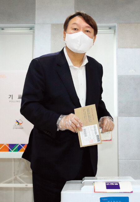 4월 2일 서울 서대문구 남가좌1동주민센터에 설치된 서울시장 보궐선거 사전투표소에서 윤석열 전 검찰총장이 투표하고 있다. [김동주 동아일보 기자]