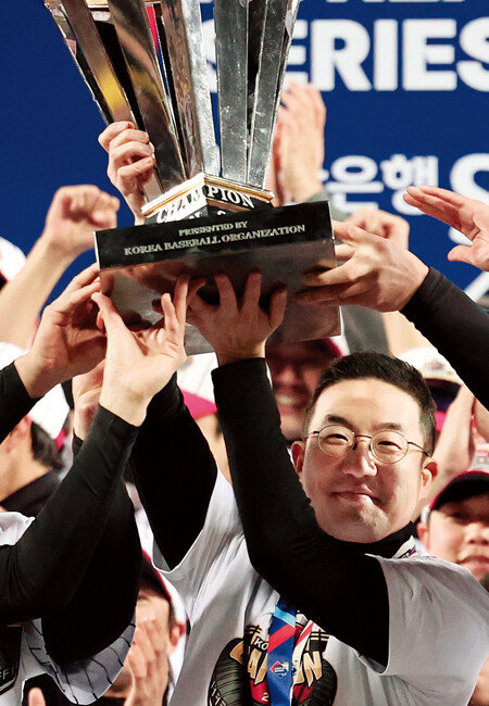 구광모 LG그룹 회장이 11월 13일 서울 송파구 잠실야구장에서 LG트윈스 선수들과 한국시리즈 우승 트로피를 들어 올리고 있다. [뉴스1]