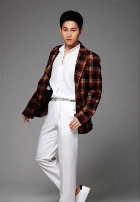 날렵한 보디라인과 화이트 팬츠가 찰떡처럼 어우러져 춤을 추는 듯한 느낌을 자아낸다. [블리스엔터테인먼트 제공]