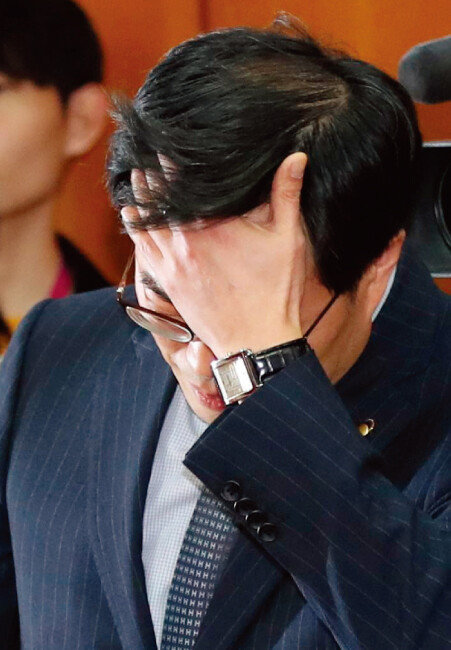김기식 금융감독원장이 4월 10일 서울 영등포구 여의도 금융투자협회에서 열린 증권회사 대표 간담회에 참석해 곤혹스러운 표정을 짓고 있다. [동아DB]