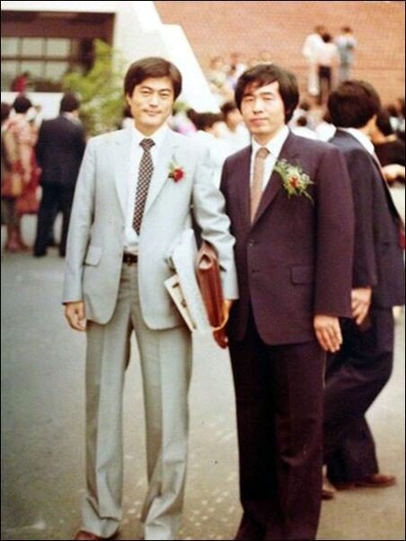 1982년 사법연수원 동기인 문재인 대통령(왼쪽)과 함께 사진을 촬영한 박원순 서울시장. [박원순 페이스북]