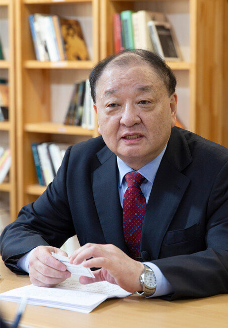 10월 11일 강창일 전 주일대사는 신동아와 인터뷰하면서 “정치인·국민 모두 한일 우호 증진에 대해 확고한 의지를 가져야 한다”고 역설했다. [김도균 객원기자]