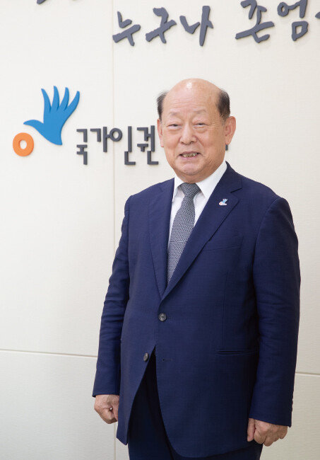 9월 8일 ‘신동아’와 인터뷰하기에 앞서 사진 촬영을 위해 포즈를 취한 송두환 국가인권위원장. [지호영 기자]