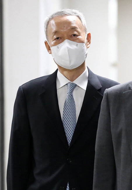 ‘월성원전 1호기 경제성 평가 조작’ 혐의로 기소된 백운규 전 산업통상자원부 장관이 6월 7일 대전 서구 대전지법에서 열린 공판에 출석하고 있다. [뉴스1]
