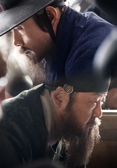 남한산성에서 길은 두 갈래로 나 있었다. 이병헌(위), 김윤석이 각각 최명길, 김상헌 역을 맡은 영화 ‘남한산성’. 