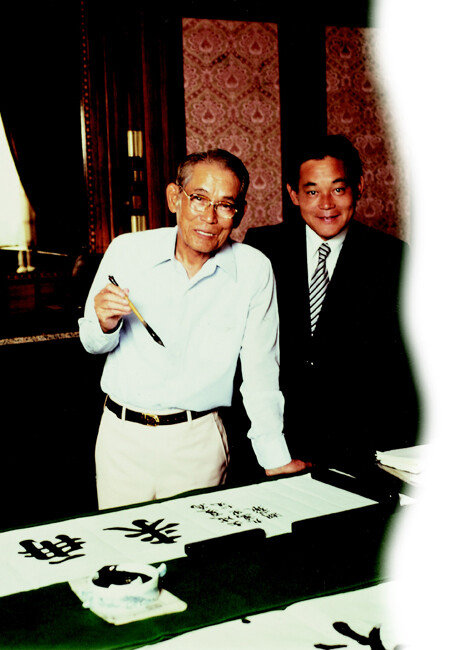 1980년 서울 태평로 삼성 본관 집무실에서 서예 연습 중인 호암 이병철 회장과 이건희 당시 부회장. 이병철 선대 회장의 문화재에 대한 애정과 관심은 이건희 회장에게 고스란히 이어진 것으로 보인다. [삼성 제공]