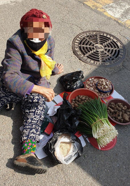 손님을 기다리는 할머니. 
