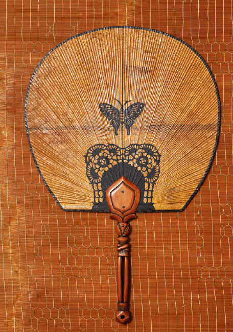 나비문원선. 나비 문양을 전지 기법으로 넣었다.