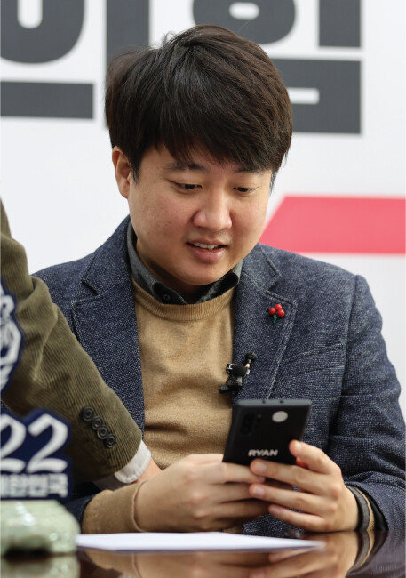 이준석 국민의힘 대표가 1월 3일 서울 여의도 국회에서 2022년 신년인사회를 준비하며 신지예 당시 새시대준비위원회 수석부위원장의 사퇴 소식을 접하고 있다. [동아DB]