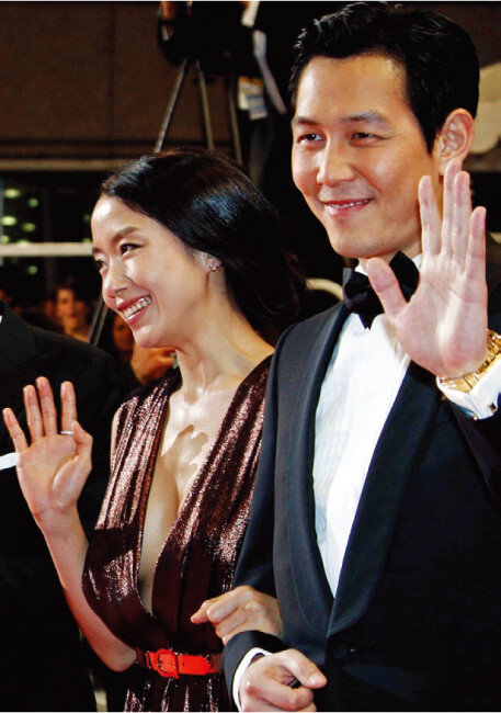 2000년대 출연한 영화에서 특별한 인상을 주지 못하던 이정재는 2010년 ‘하녀’에서 모든 것을 다 가진 상류층 남자 훈 역을 완벽하게 연기하며 제2 전성기의 신호탄을 쐈다. 이정재 본인도 연기 인생 전환점으로 꼽는 이 영화로 칸영화제 레드카펫을 밟았다. [뉴시스]