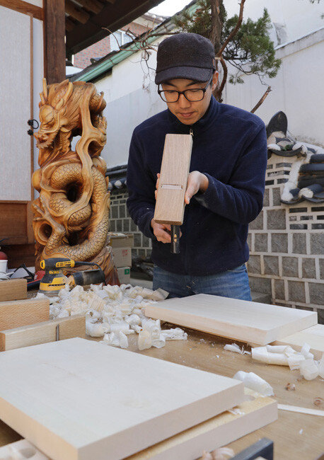종로구 계동에 자리한 북촌목공예공방의 신민웅 씨가 한창 작업 중이다.