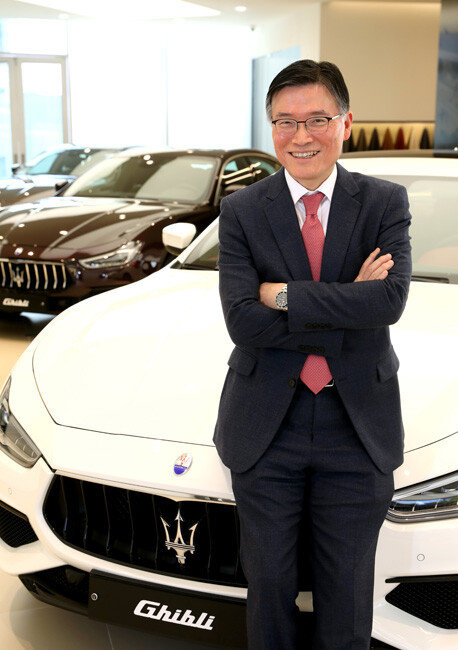 최근 출시된 2018년식 뉴 기블리 앞에서 포즈를 취한 김광철 대표. [김성남 기자]