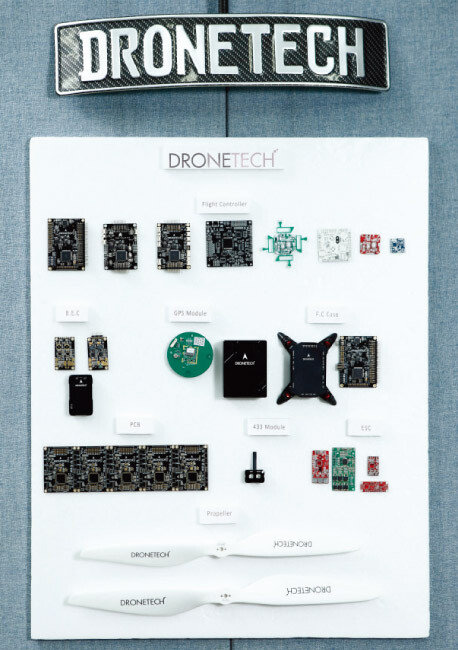드론텍의 대표 상품 ‘비행 컨트롤러’의 구성품들. [이상윤]