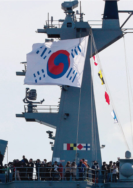 대한민국은 일제에 병합된 
조선이나 대한제국의 법통은 잇지 않는다. 그런데도 제주해상관함식 때 독도함에 대한제국 태극기인 ‘데니 태극기’를 달아 논란이 일고 있다. [뉴시스]