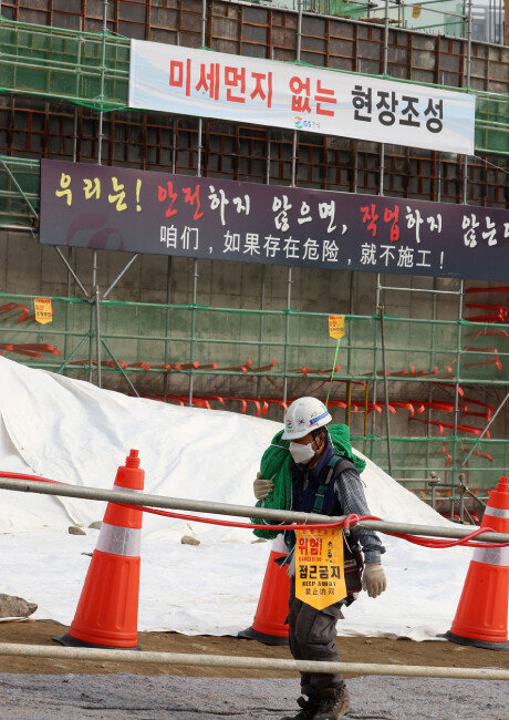 수도권에 사상 처음으로 엿새째 미세먼지 비상저감조치가 발령된 가운데 2019년 3월 6일 오후 한 건설 현장에 옥외노동자가 마스크를 착용하고 일을 하고 있다. [뉴시스]