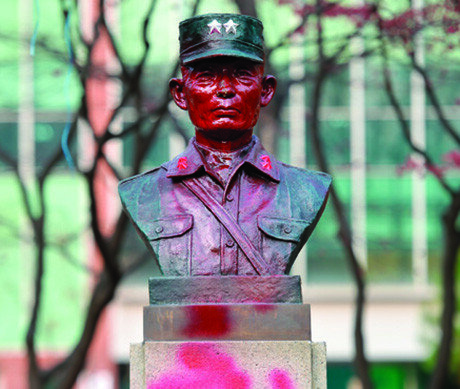 서울 영등포구 문래근린공원에 위치한 박정희 전 대통령 흉상이 
빨간색 페인트로 훼손돼 있다.[뉴스1]